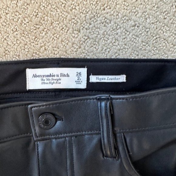 Abercrombie Curve Love Vegan Leather 90s Straight Pant - Size 26 | 2 Long - Picture 3 of 4
